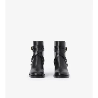 Buty z wzorem w kratkę i skórzanym obcasem