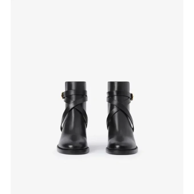Buty z wzorem w kratkę i skórzanym obcasem