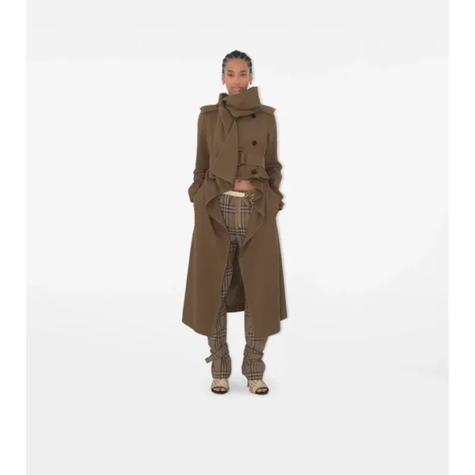 Długi Trench Coat z jedwabnym szalikiem Długi Trench Coat z jedwabnym szalikiem