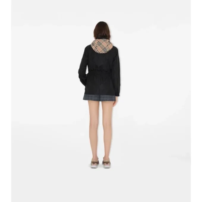 Krótka nylonowa kurtka typu parka w kratkę Krótka nylonowa kurtka typu parka w kratkę