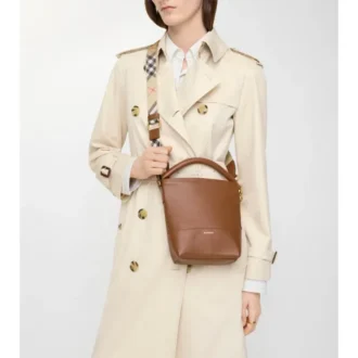 Mini torebka typu bucket z klipsem w kształcie litery B Mini torebka typu bucket z klipsem w kształcie litery B