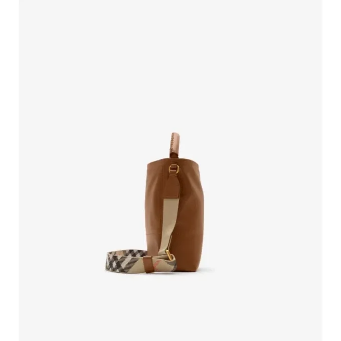 Mini torebka typu bucket z klipsem w kształcie litery B Mini torebka typu bucket z klipsem w kształcie litery B