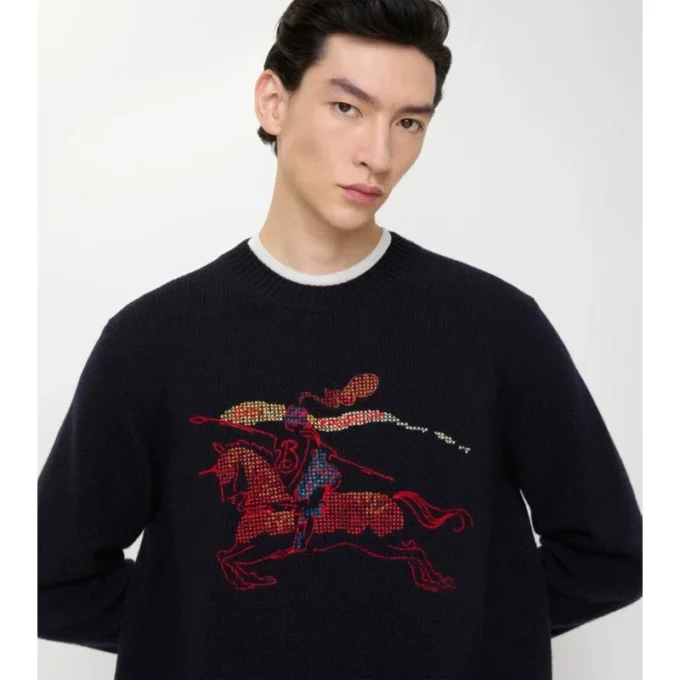Sweter EKD z wełny i kaszmiru z haftem krzyżykowym Sweter EKD z wełny i kaszmiru z haftem krzyżykowym