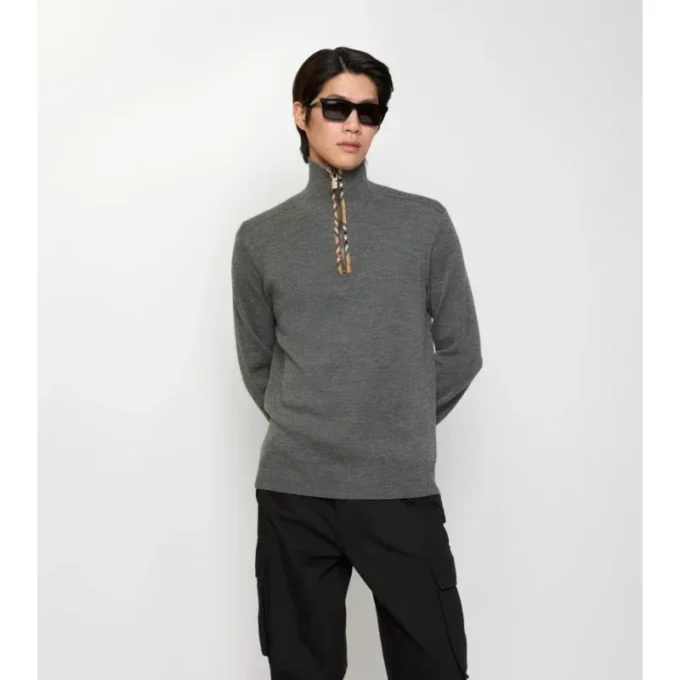 Sweter z wełny z wykończeniem w kratkę i półzamkiem Sweter z wełny z wykończeniem w kratkę i półzamkiem