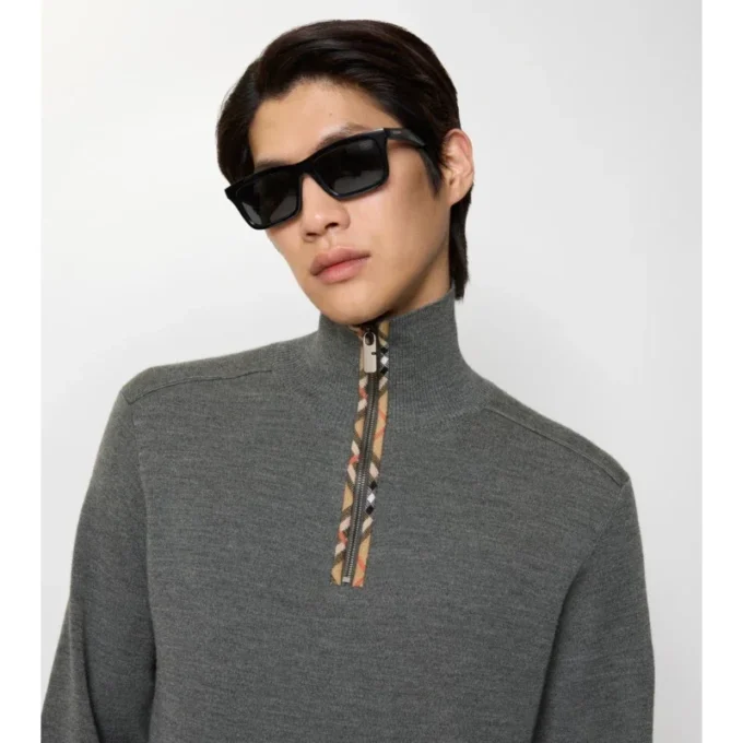 Sweter z wełny z wykończeniem w kratkę i półzamkiem Sweter z wełny z wykończeniem w kratkę i półzamkiem