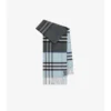 Szalik z kaszmiru w kontrastową kratę Szalik z kaszmiru w kontrastową kratę