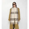 Szeroki szalik z kaszmiru w kratę EKD z haftem krzyżykowym Szeroki szalik z kaszmiru w kratę EKD z haftem krzyżykowym