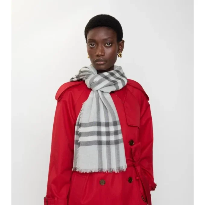 Szeroki wełniany szalik w kratę