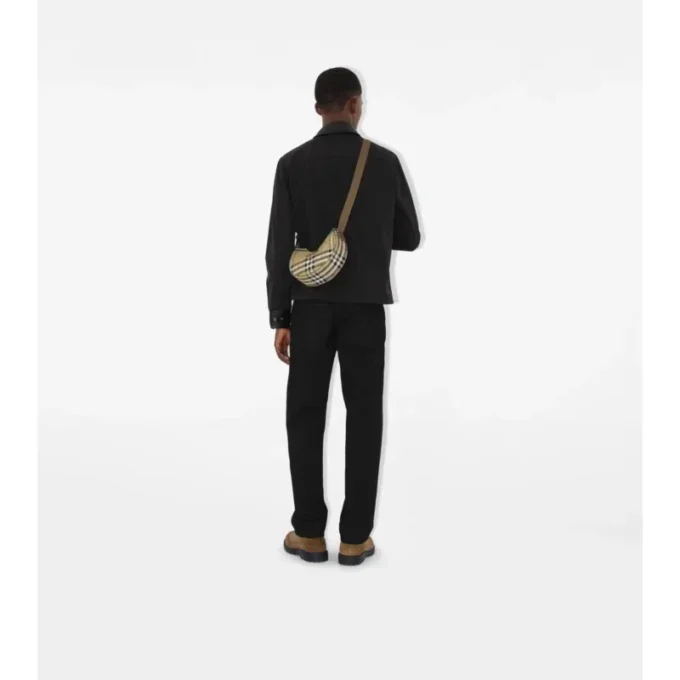 Torebka crossbody w kształcie podkowy Torebka crossbody w kształcie podkowy